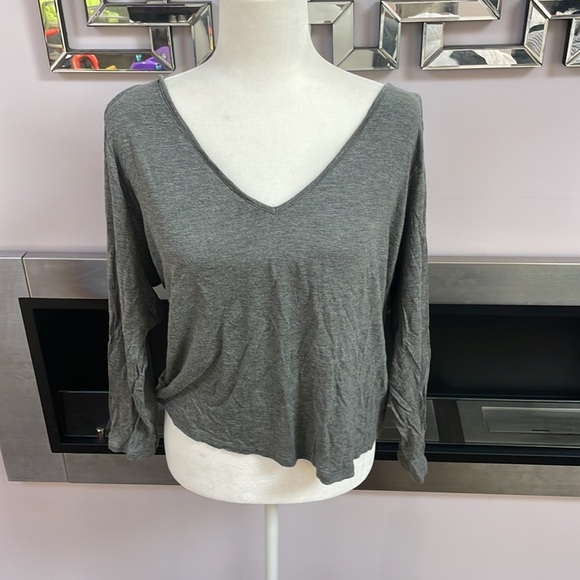Express Tops - ♡EXPRESS, long sleeve V-neck with shoulder opening size L